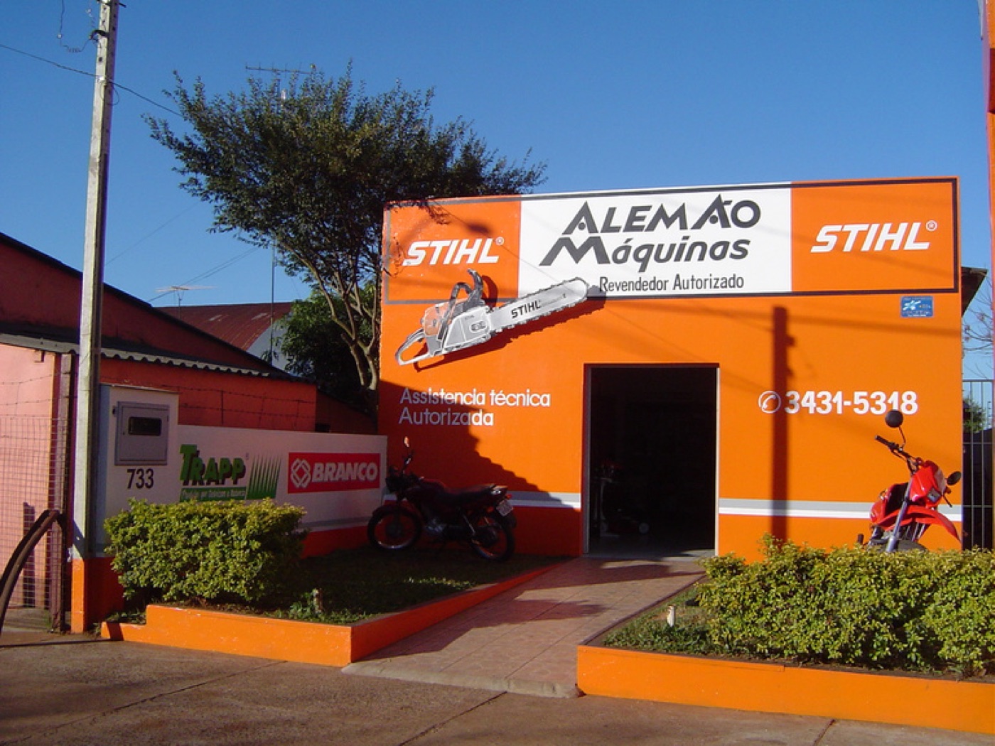Fachada laranja da Alemão Máquinas